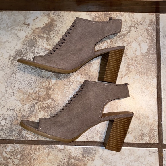 Taupe Suede Peep Toe Booties size 9 heels shoes - Picture 4 of 7